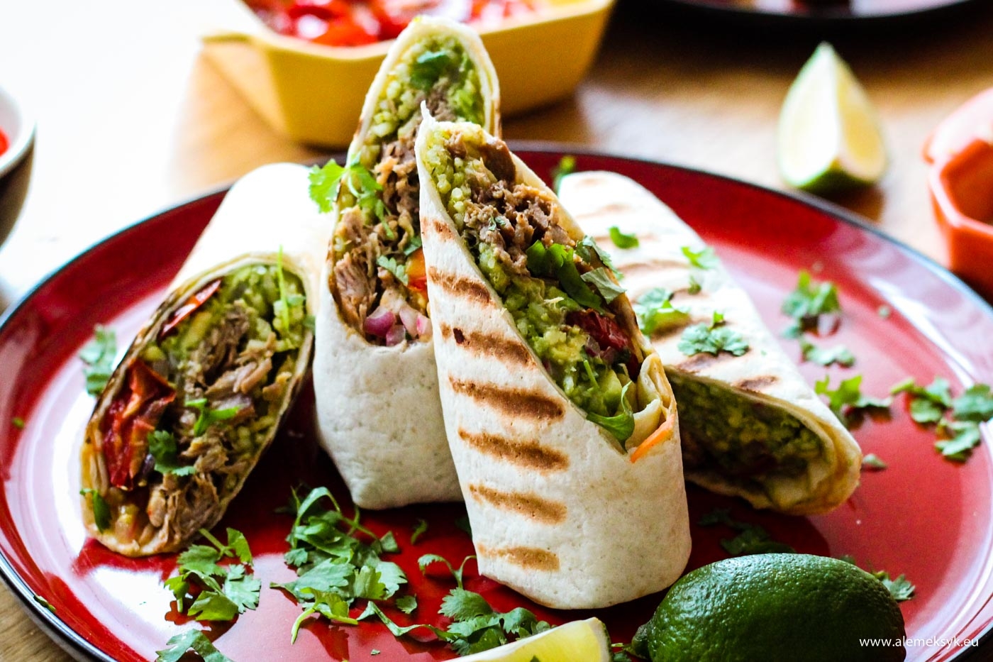 Burrito z szarpaną łopatką wieprzową – soczyste mięso i obłędne dodatki zawinięte w tortillę