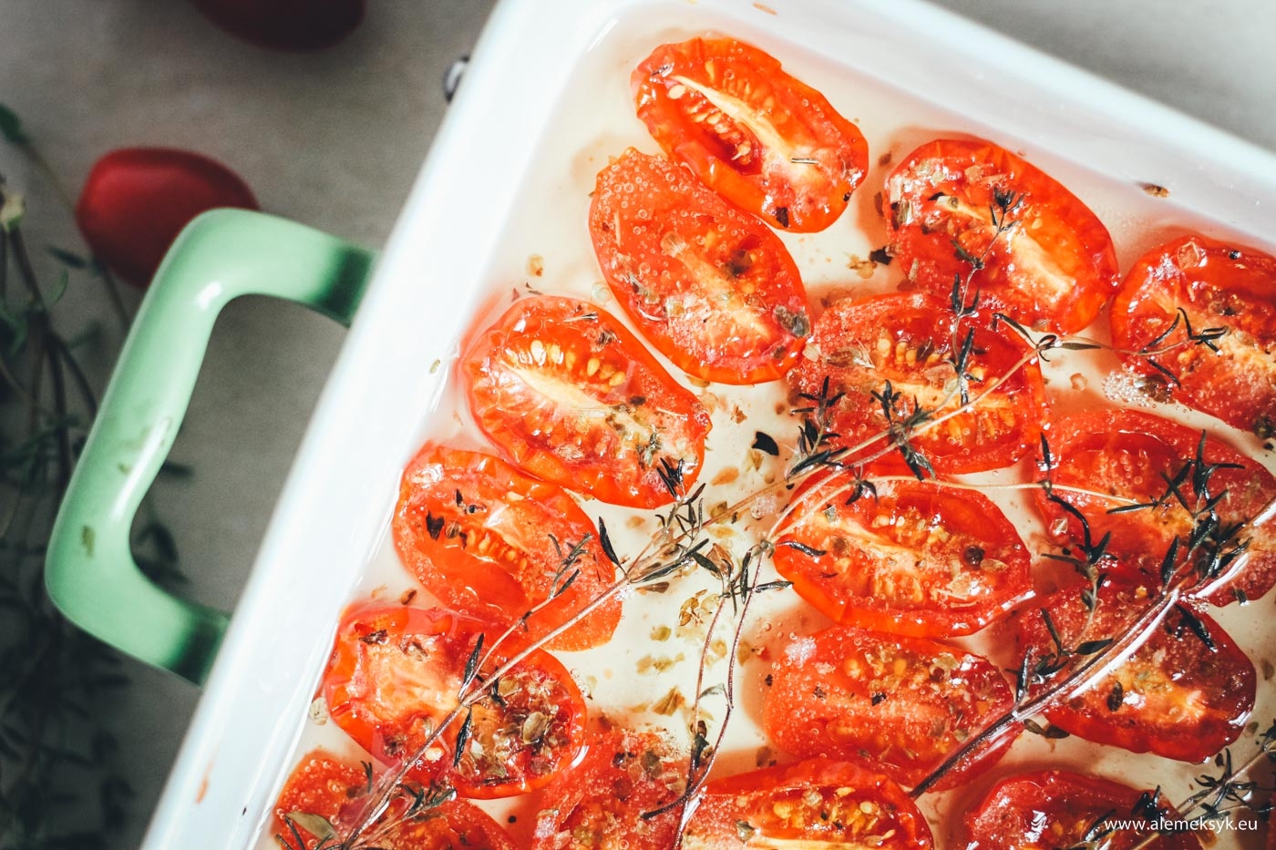 Confitowane pomidorki koktajlowe – cudowny dodatek nie tylko do sałatek