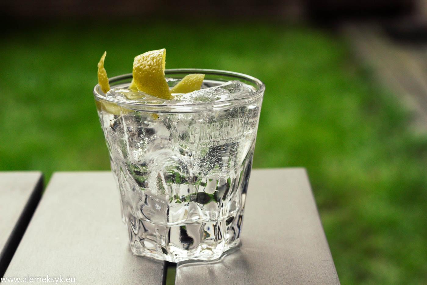 Dwa składniki letniego orzeźwienia – wódka limonkowa z tonikiem