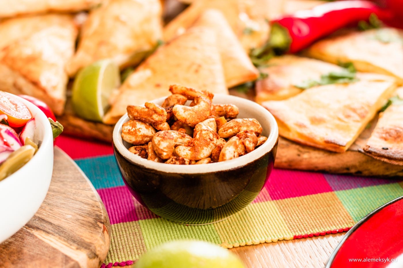 Pikantne nerkowce z dymno-limonkowym posmakiem – czyli jak zrobić prażone orzeszki w domu?