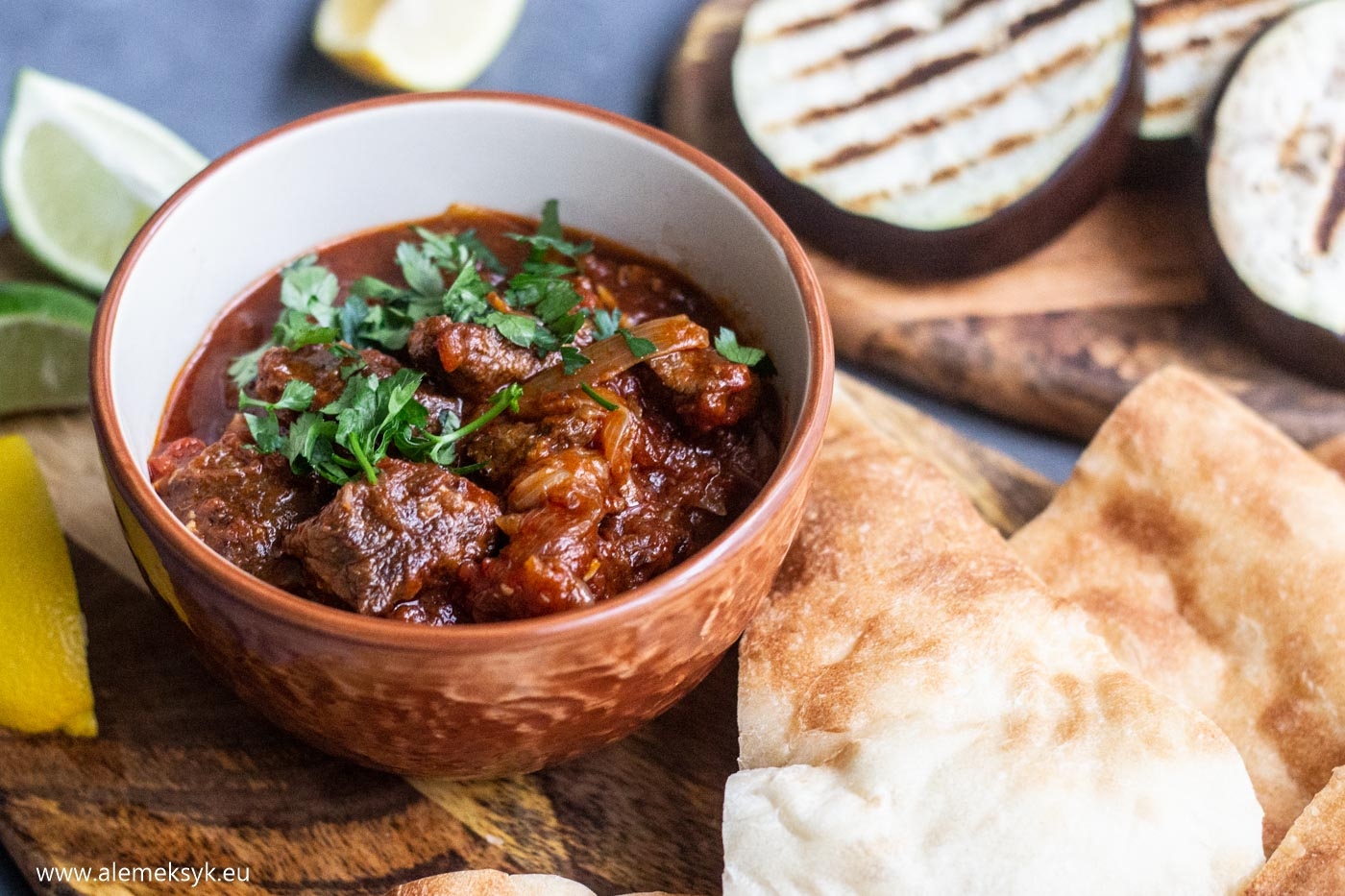 Stifado – aromatyczny grecko-cypryjski gulasz wołowy