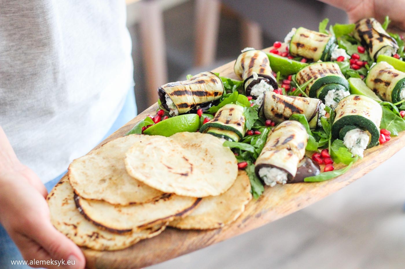 Rollsy z grillowanego bakłażana i cukinii z serowo-orzechowym farszem – lekka i pyszna przystawka