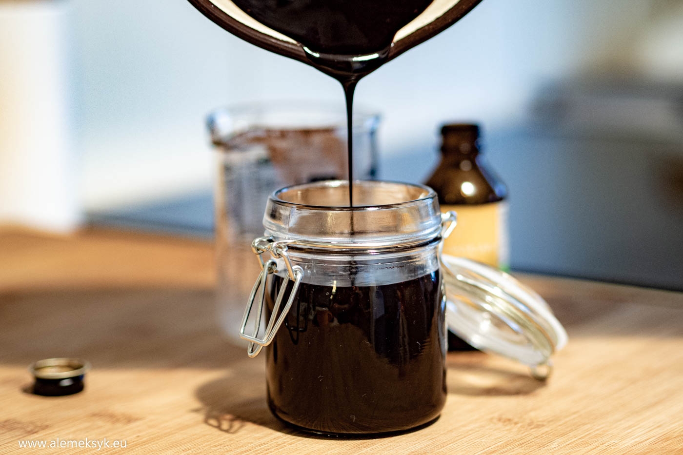 Przepis na prosty sos czekoladowy do deserów – idealna polewa do lodów i ciastek w 10 minut