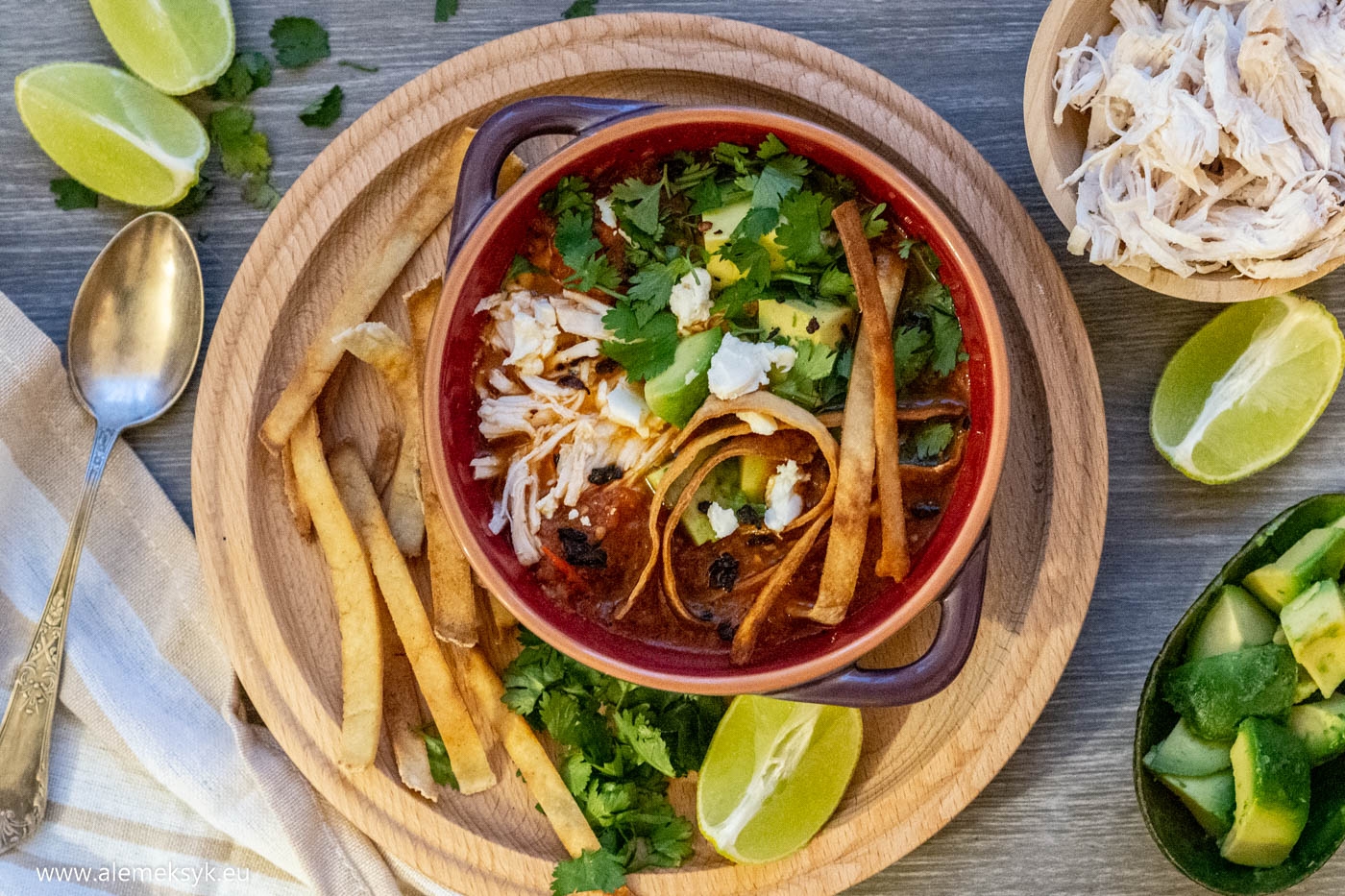 Sopa azteca – pikantna meksykańska zupa pomidorowa z chrupiącymi paskami tortilli