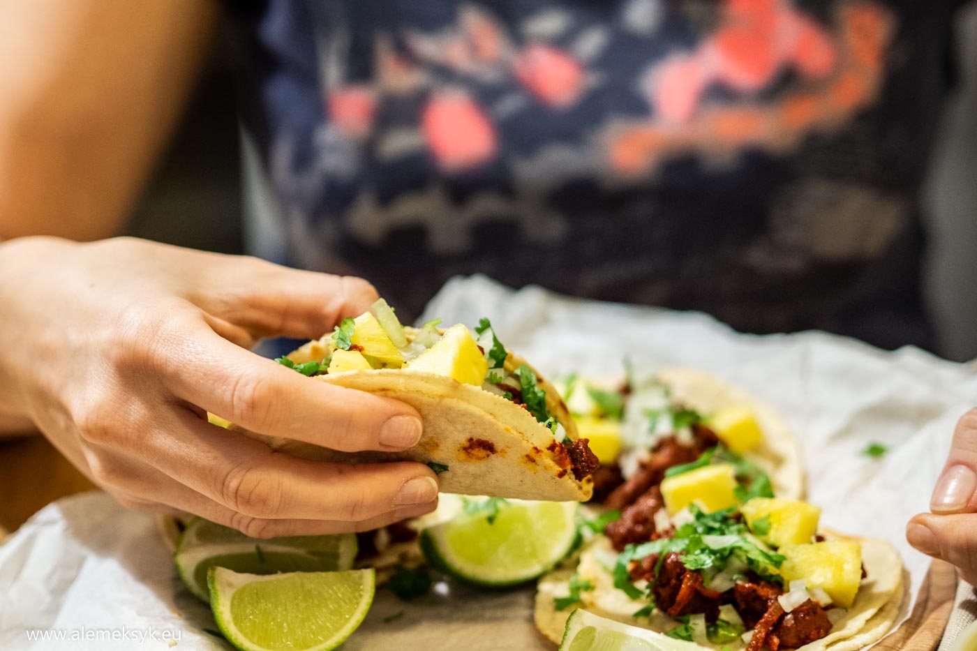 Taco z wieprzowiną w cytrusowej marynacie achiote – mieszanka smaków i aromatów Meksyku