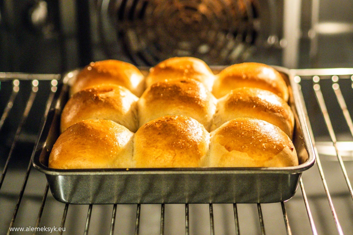 Puszyste bułki maślano-drożdżowe – prosty przepis na wypasione śniadanie