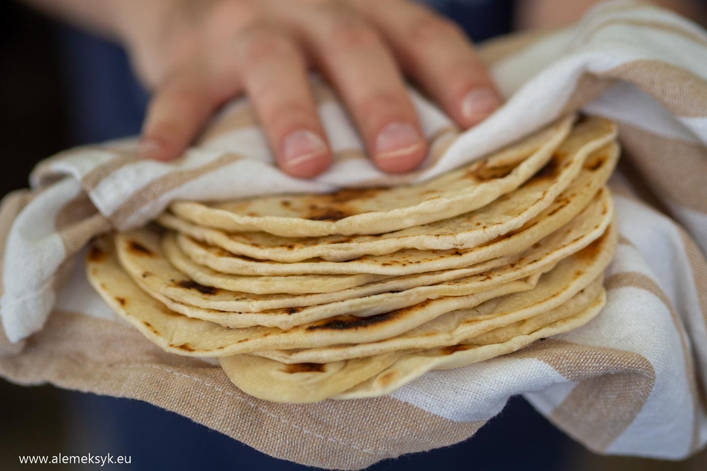 Prosta domowa tortilla pszenna – przepis bez grama smalcu
