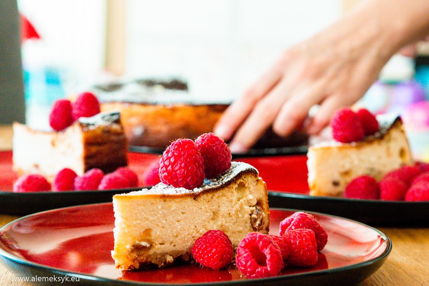 Sernik bardzo puszysty na migdałowym spodzie – przepis na super ciasto