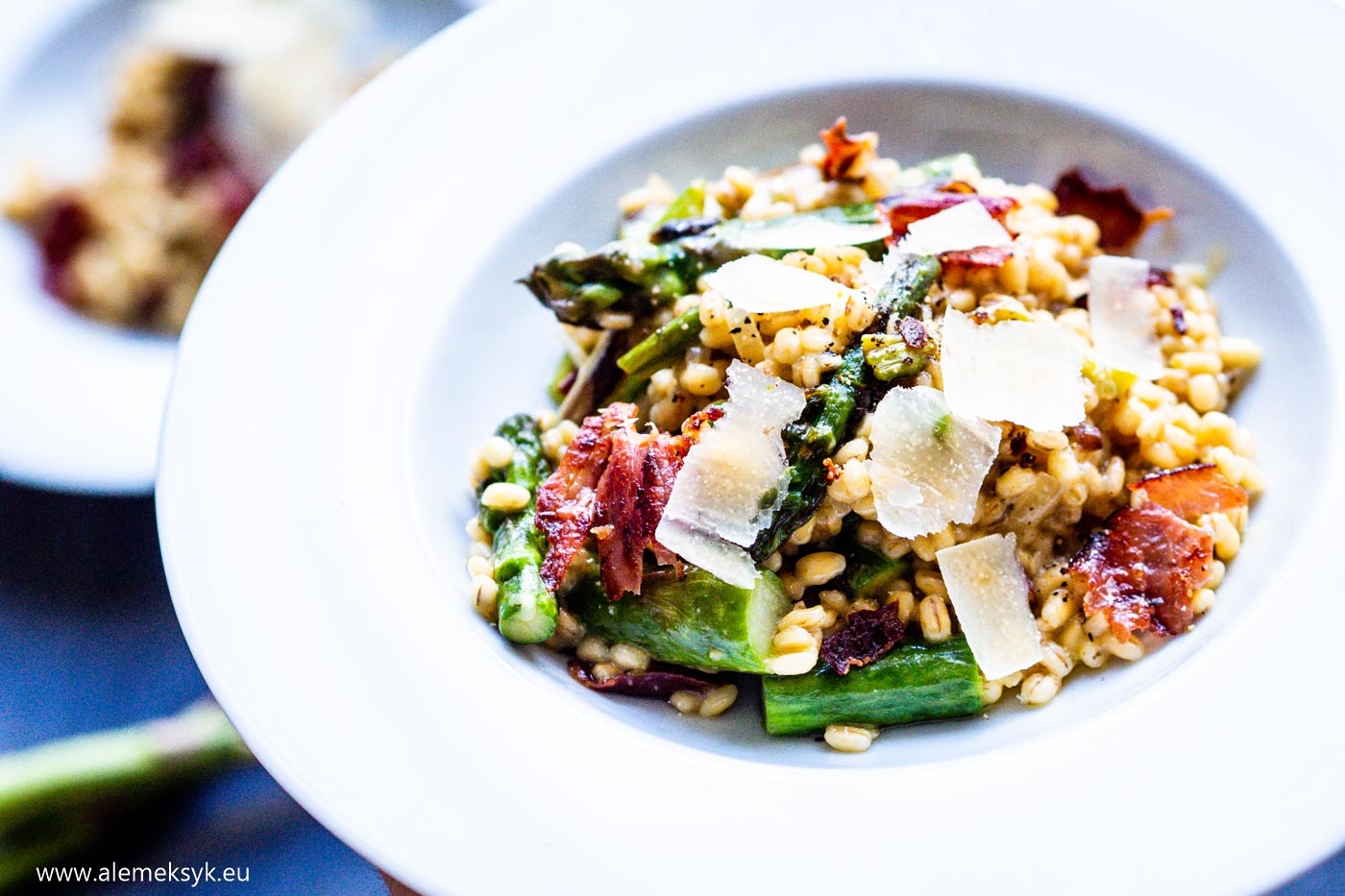 Pęczotto ze szparagami i szynką szwarcwaldzką – wiosenny miszmasz na talerzu w 30 minut