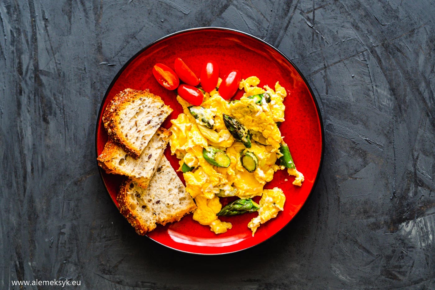 Jajecznica ze szparagami – sezonowa klasyka na śniadanie