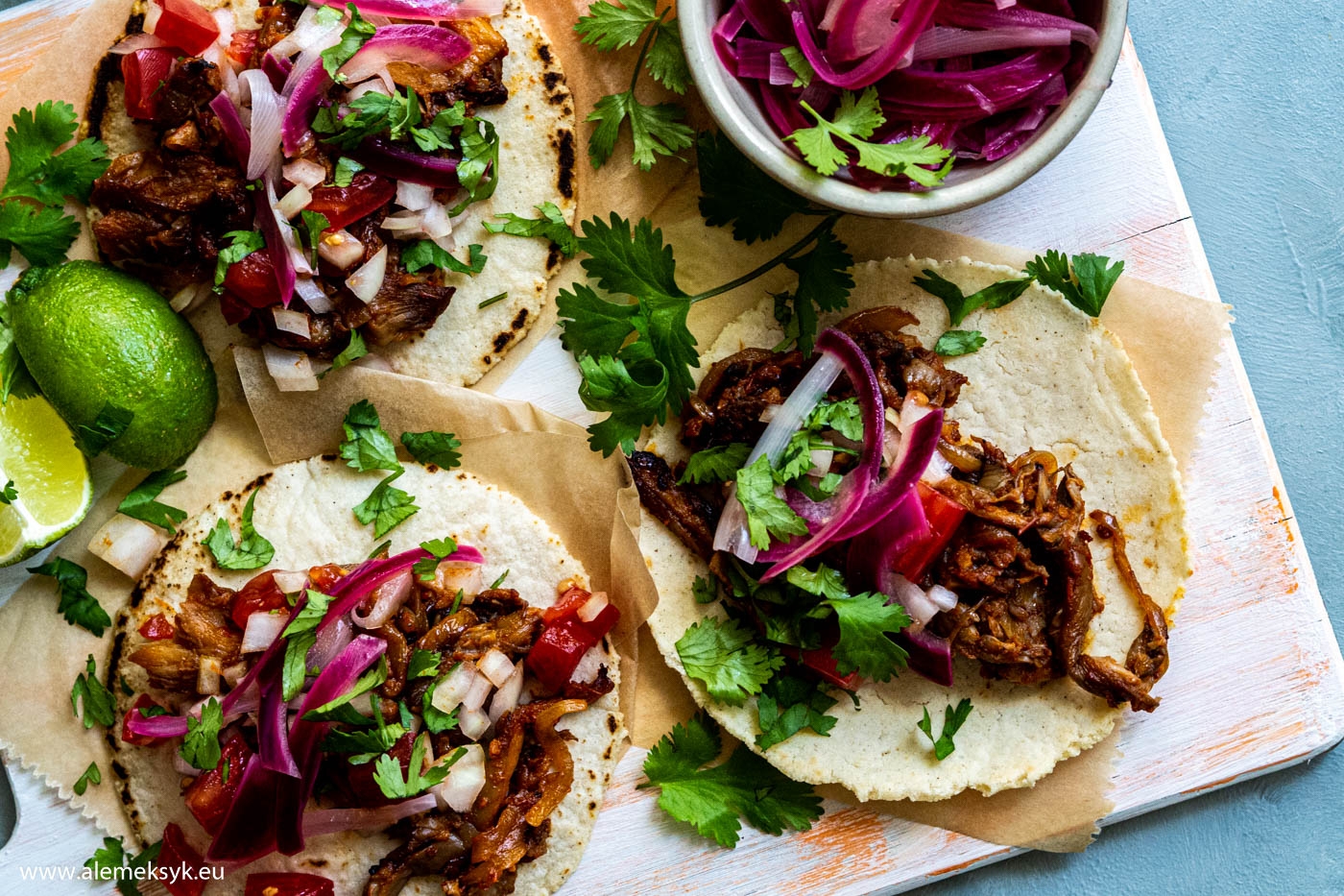 Wegańskie tacos z szarpanym boczniakiem i czerwoną cebulą marynowaną w cytrusach i habanero