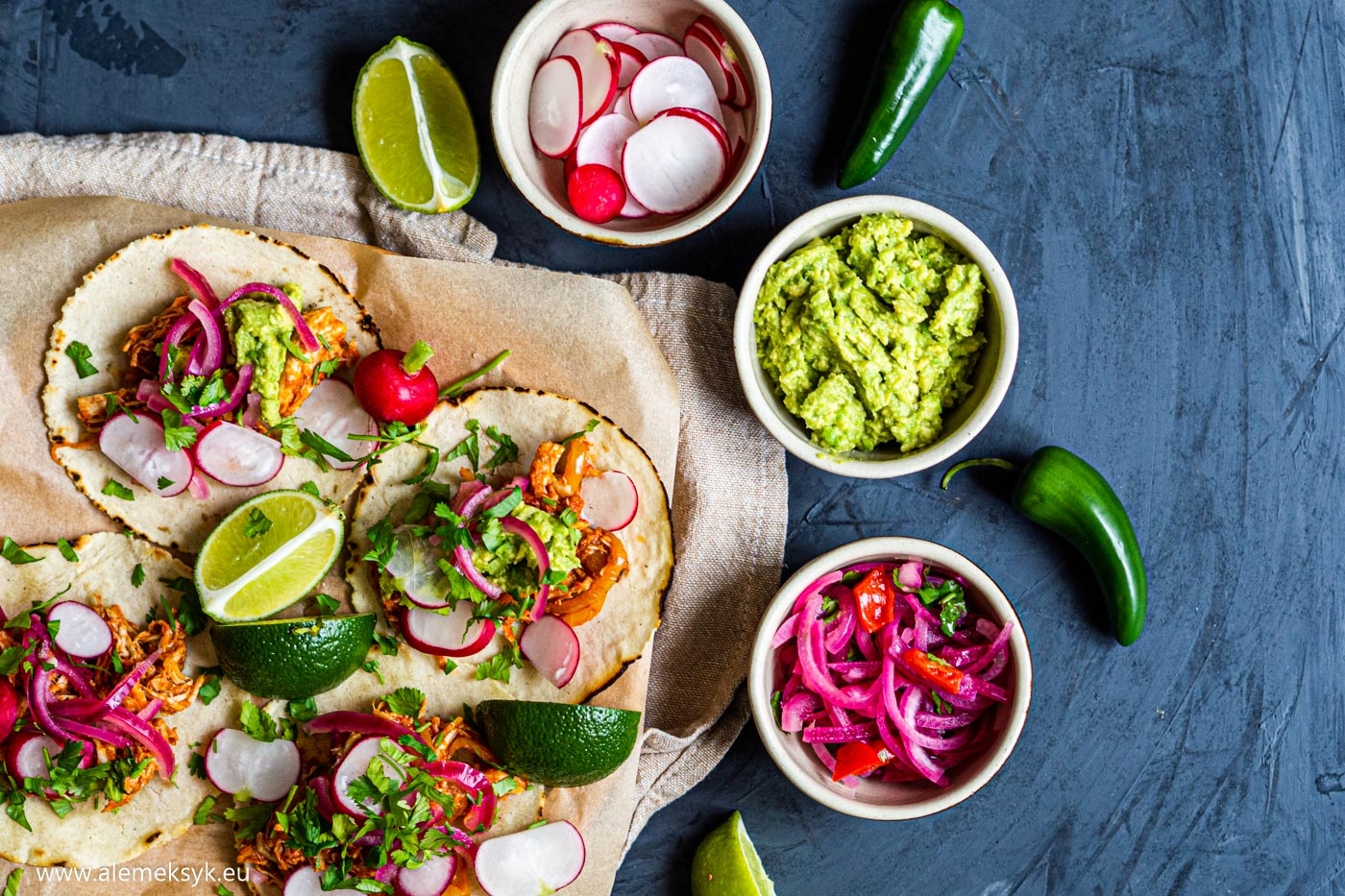 Tacos z szarpanym indykiem i czerwoną cebulą marynowaną w grapefruicie i habanero