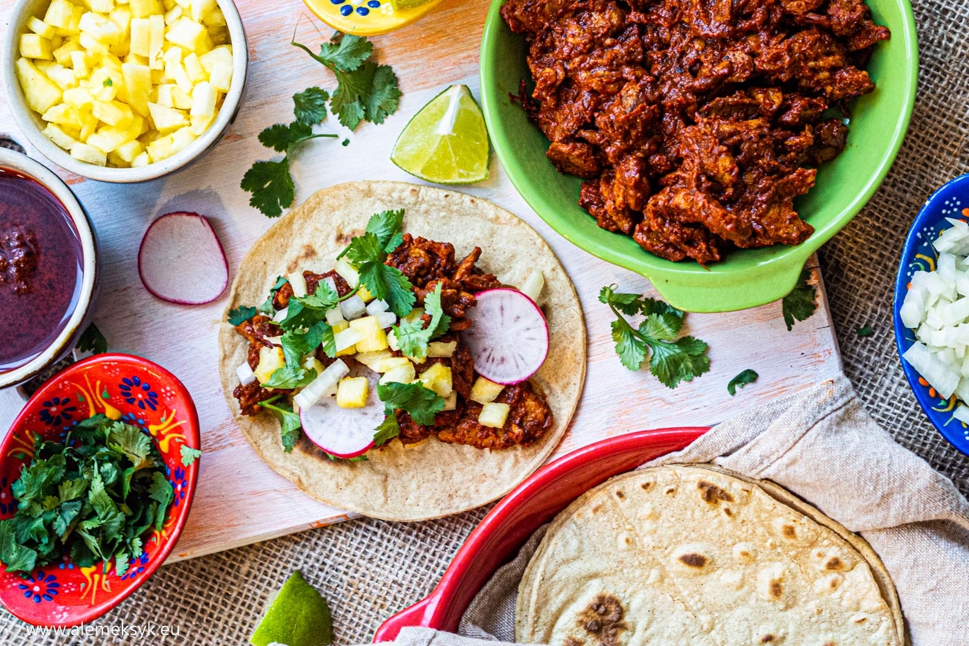 Tacos cochinita pibil z polędwicą wieprzową – połączenie delikatnego mięsa, cytrusowej marynaty i kukurydzianej tortilli
