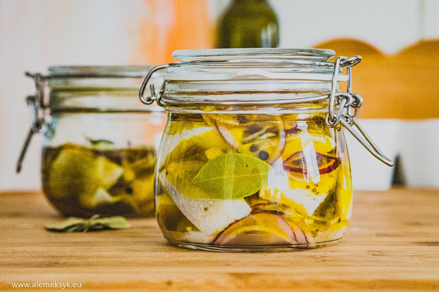 Śledzie z cebulą w oleju rzepakowym – polskie dobro narodowe