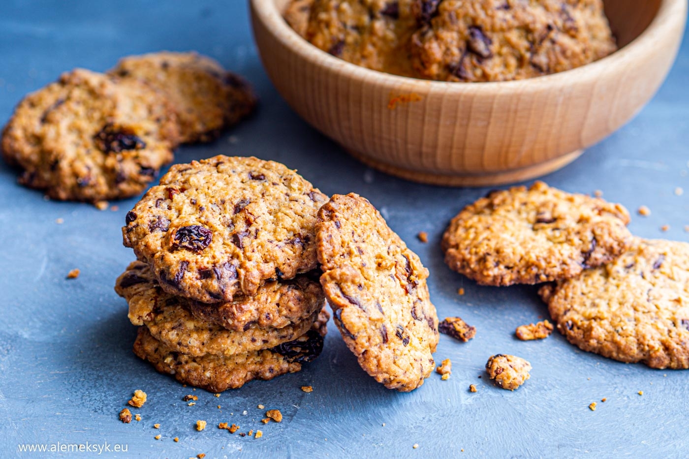 Chrupiące ciasteczka owsiane z suszonymi morelami, czekoladą i rodzynkami
