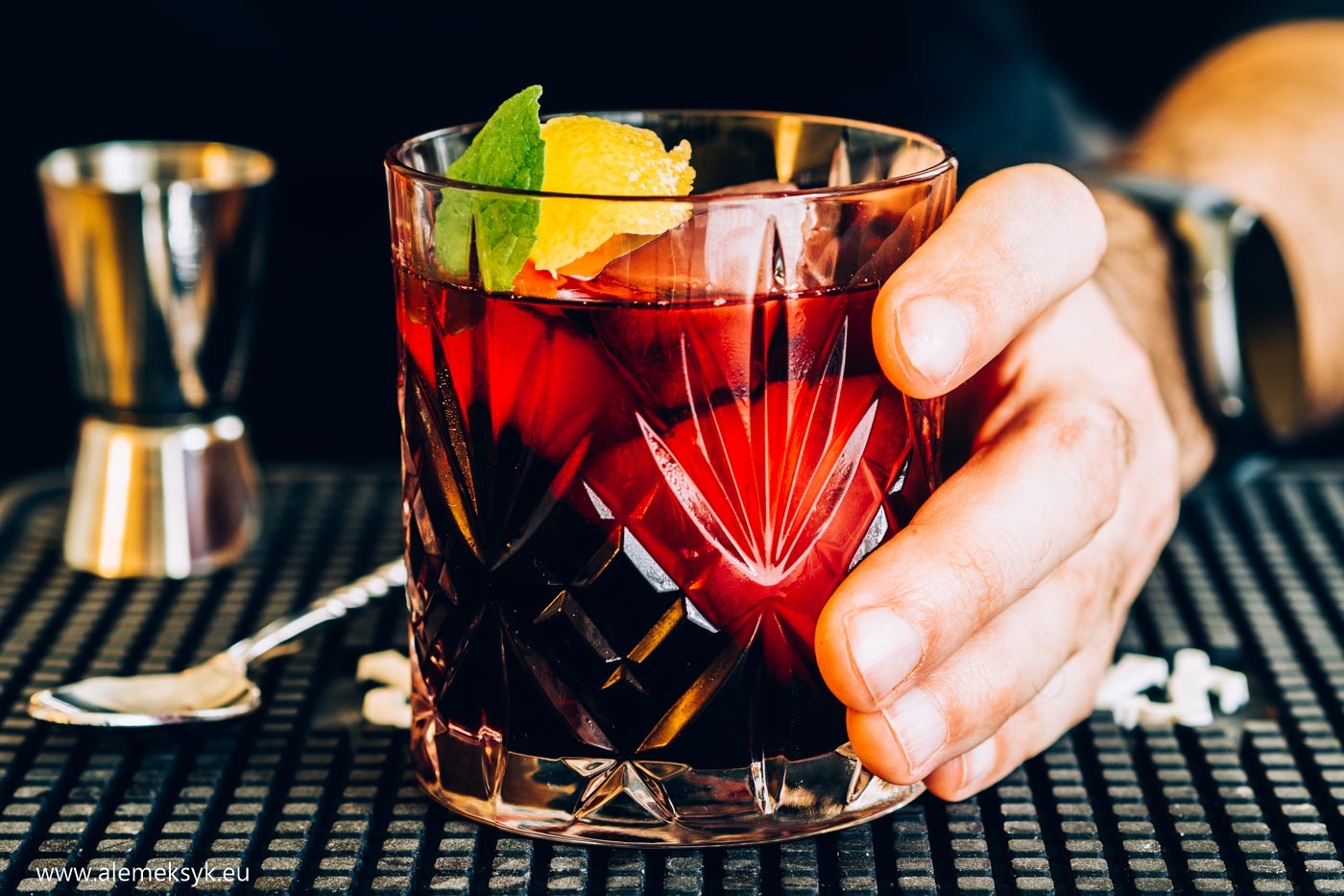 Margarita hibiskusowa – przepis na orzeźwiającego drinka z tequilą w roli głównej