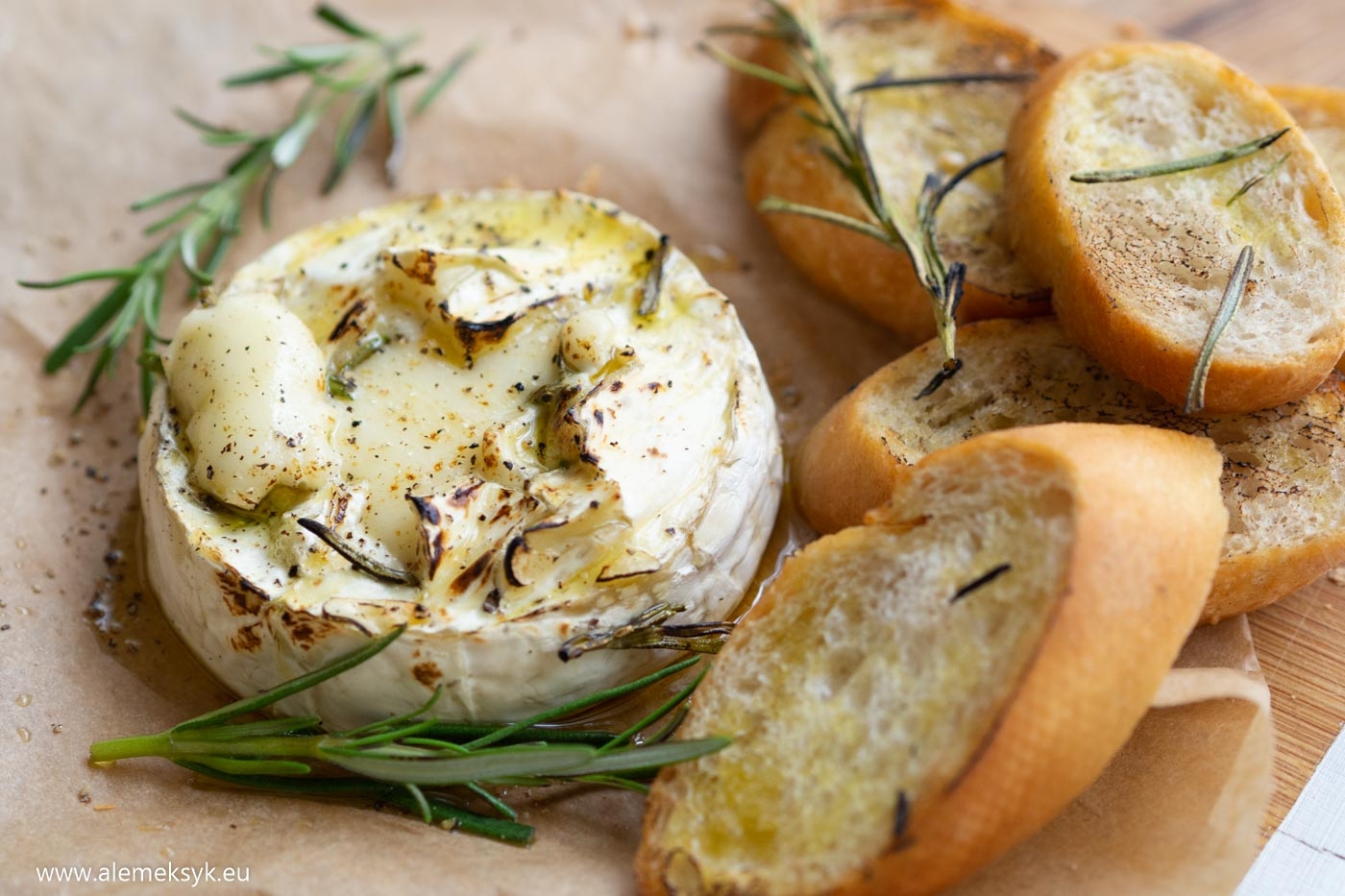 Camembert z czosnkiem i rozmarynem zapiekany w piekarniku – francuska klasyka na wypasie