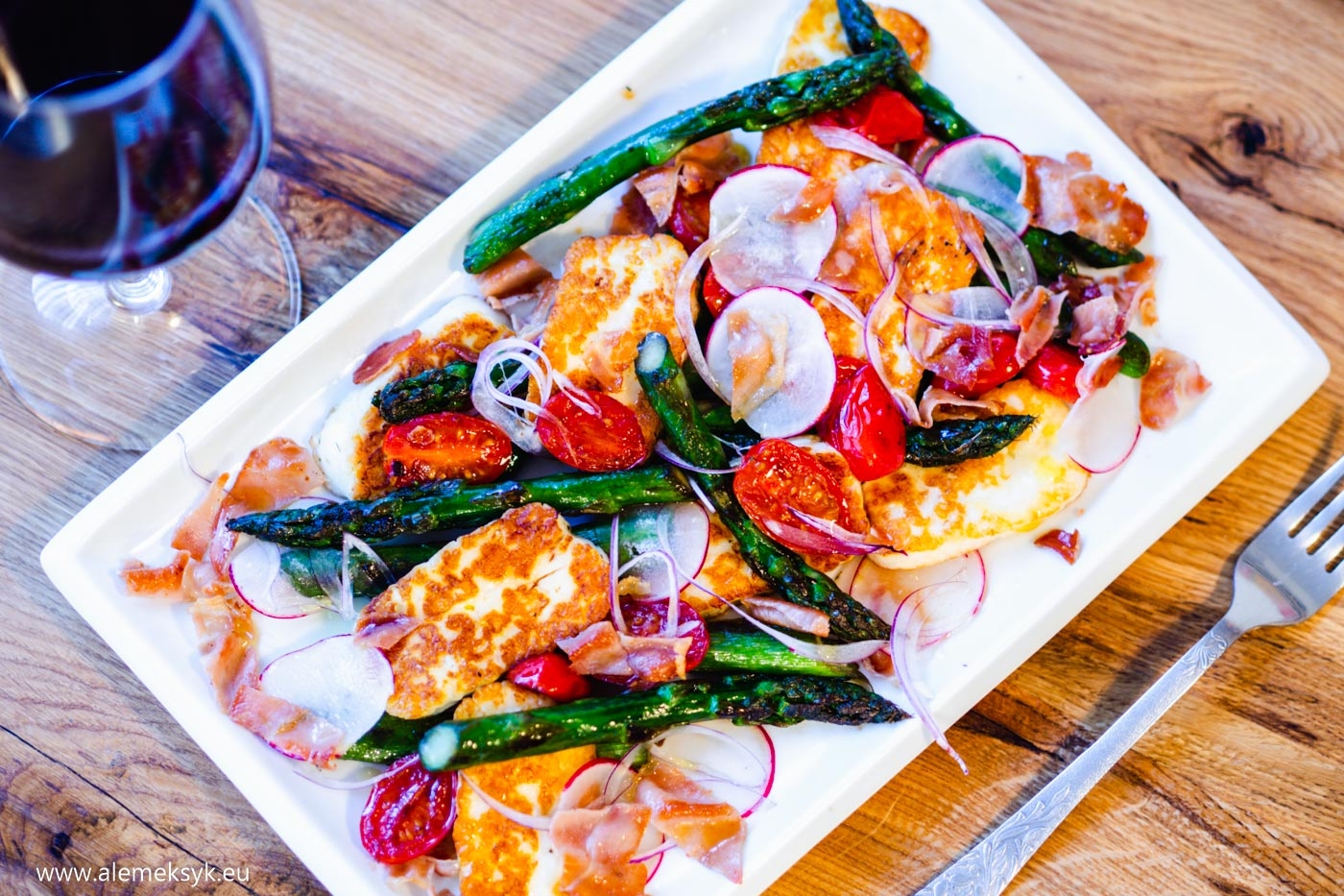 Wiosenna sałatka ze szparagami i smażonym serem halloumi – przepis sezonowe szaleństwo smaku