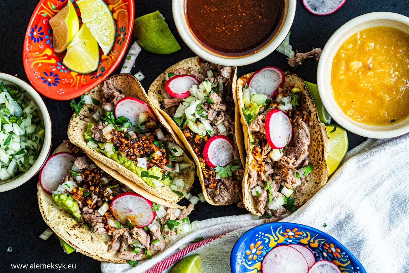 Tacos z siekaną łopatką wołową i pikantną salsą macha – kwintesencja Meksyku w jednym daniu