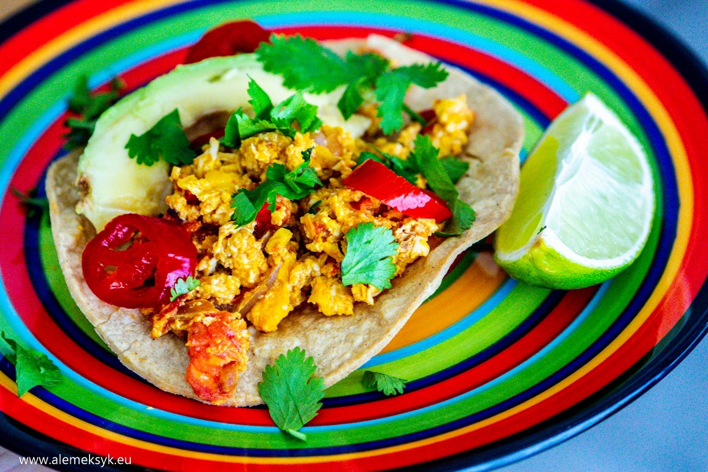 Jajecznica z chorizo na kukurydzianej tortilli – meksykańska klasyka na śniadanie
