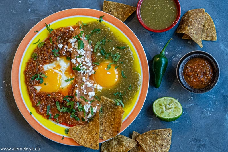 Huevos Divorciados – przepis na meksykańskie śniadanie z jajkami w roli głównej