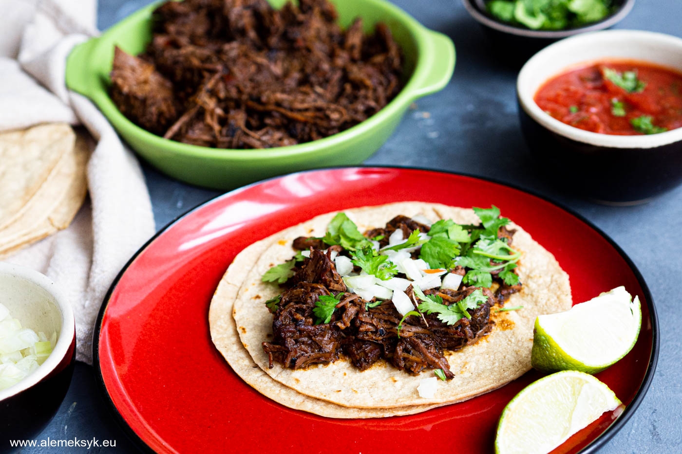 Tacos z szarpaną wołowiną z pieca w stylu birria adobo