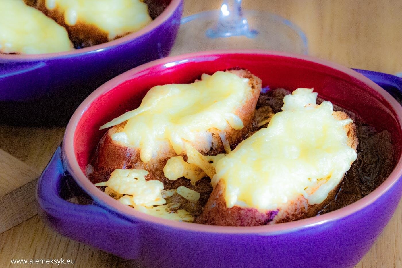 Prosty i smaczny przepis na tradycyjną francuską zupę cebulową z grzankami z bagietki z serem gruyere