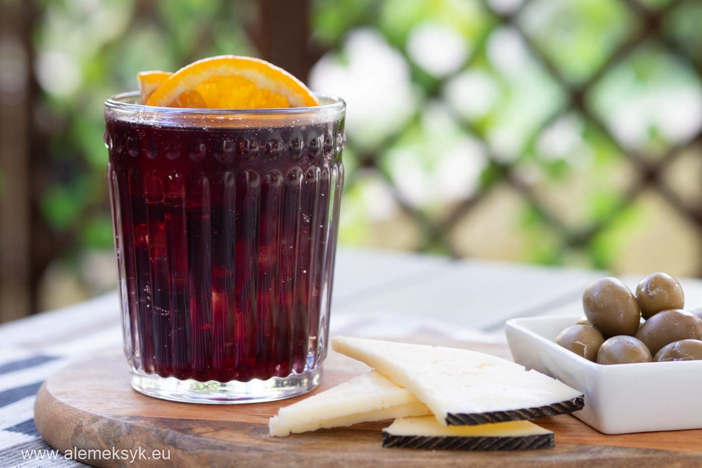 Calimocho z baskijskiego kalimotxo – przepis na udane spotkanie z bliskimi podczas letnich wieczorów