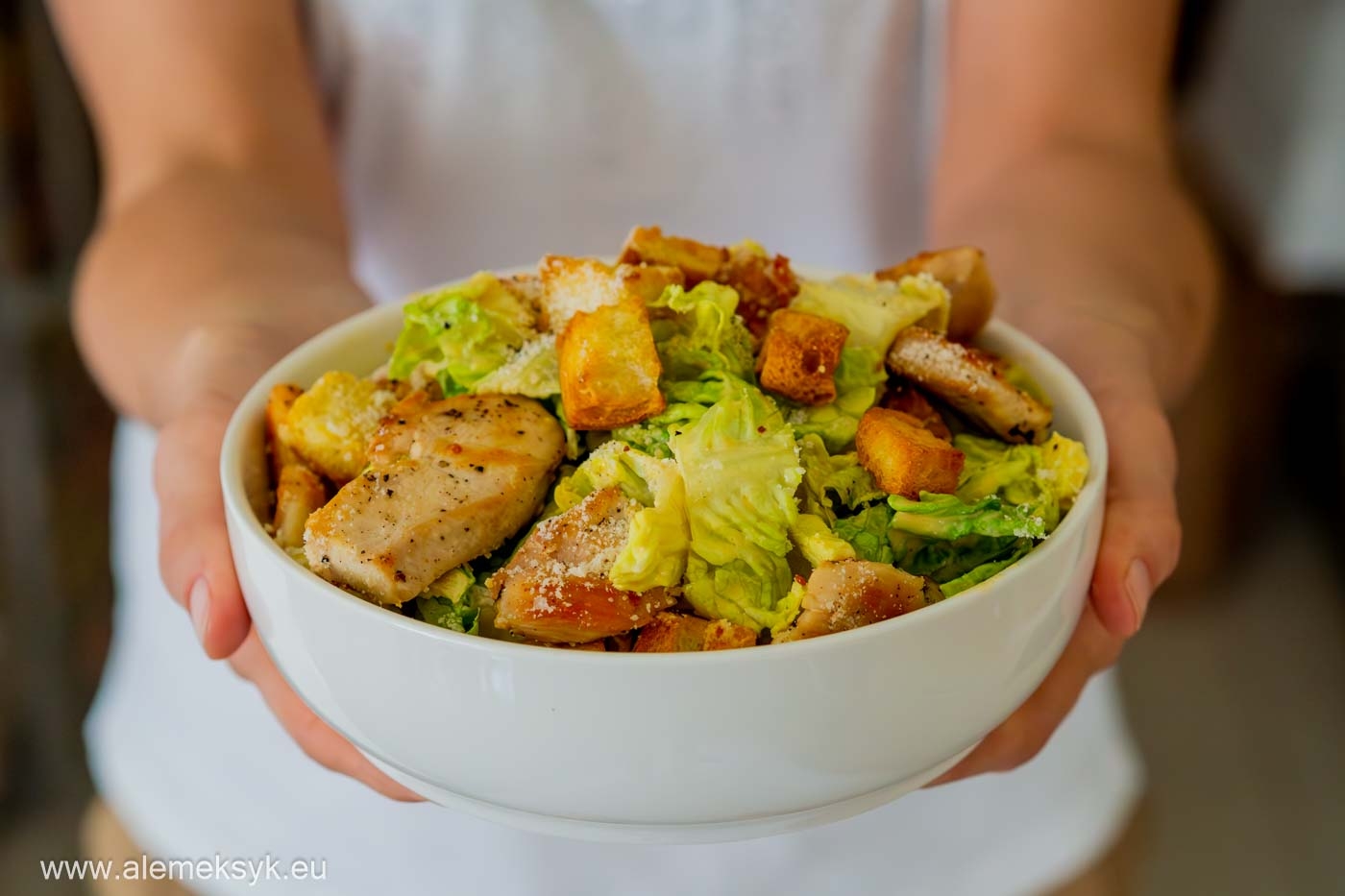 Sałatka Cezar (Caesar) z kurczakiem i grzankami – jak przygotować meksykańskiego klasyka?