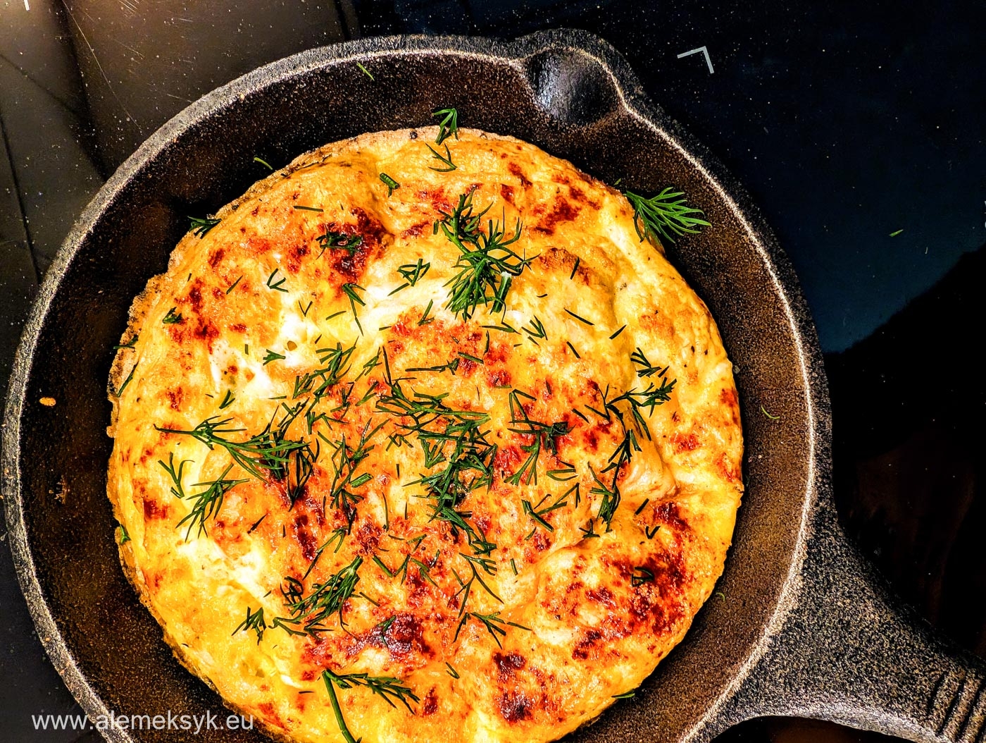 Frittata z wędzonym łososiem, szpinakiem i mieszanką serów – przepis na idealne śniadanie, obiad i kolację