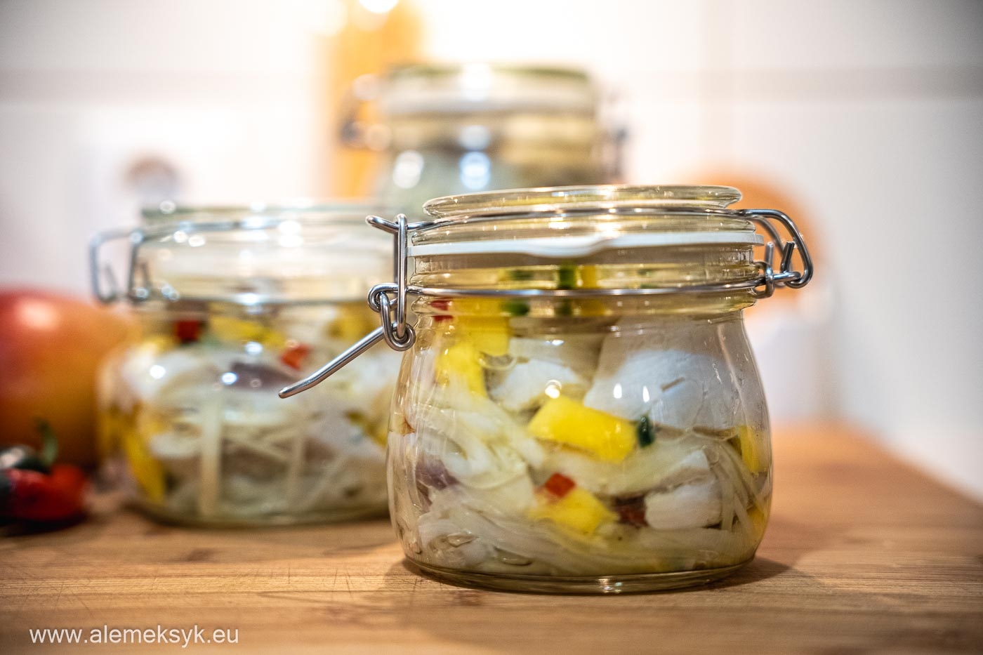 Śledzie w oleju z chilli i mango – Przepis na nowoczesną przekąskę z tradycyjnym akcentem