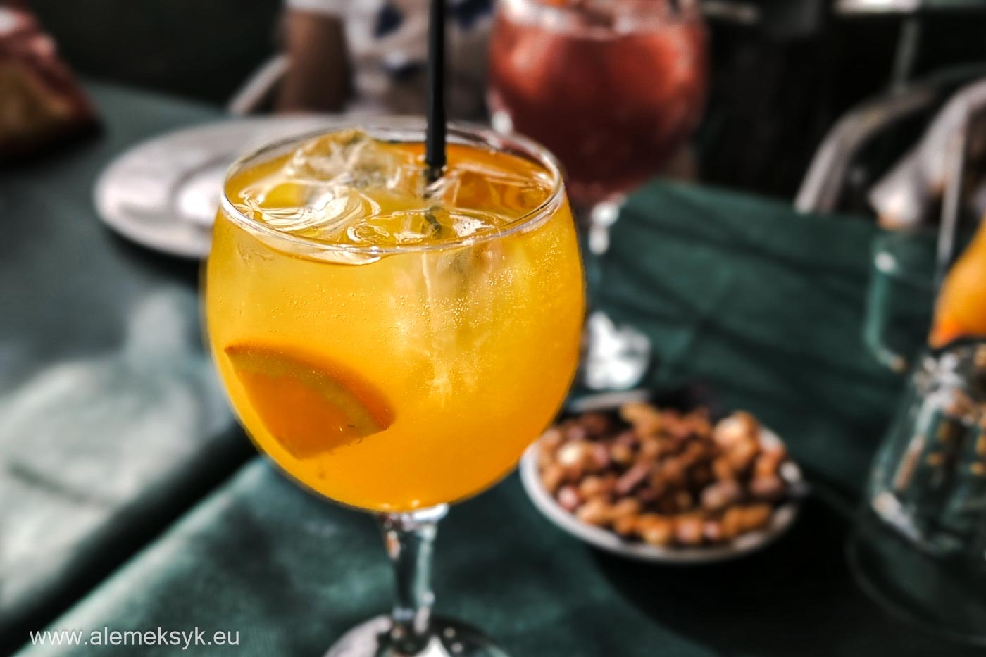 Aigua de Valencia – przepis na letni koktajl pełen słońca i hiszpańskiego smaku