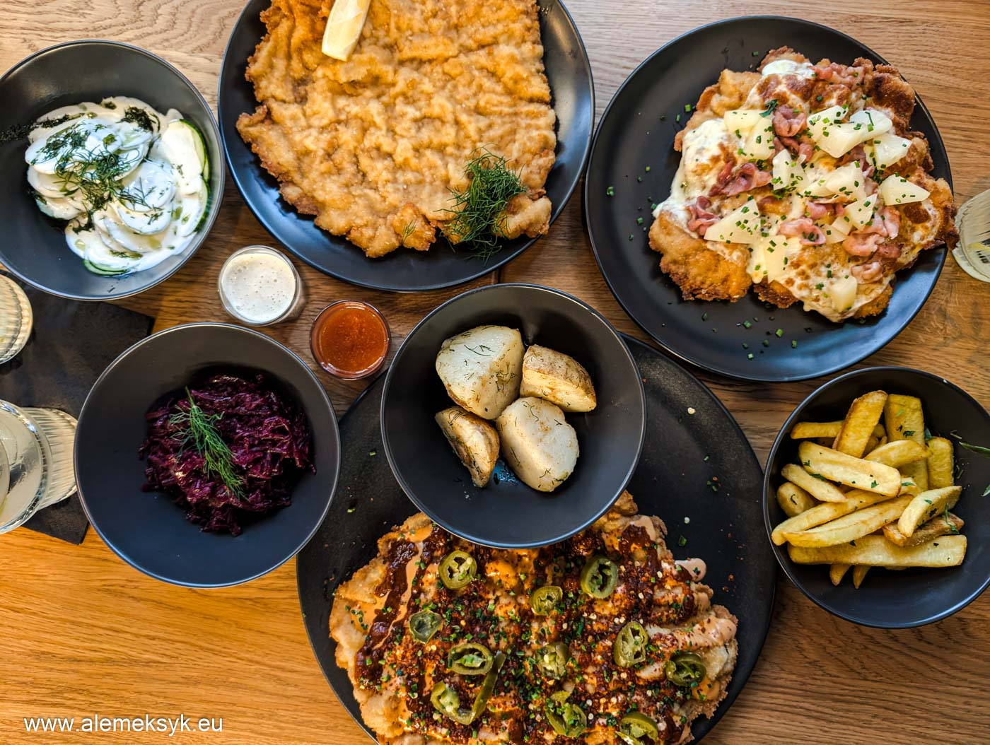 ZAMKNIĘTE NA STAŁE – Restauracja „Big Schabowski” – kotlet w rozmiarze XXL podbija warszawskie Nowolipki