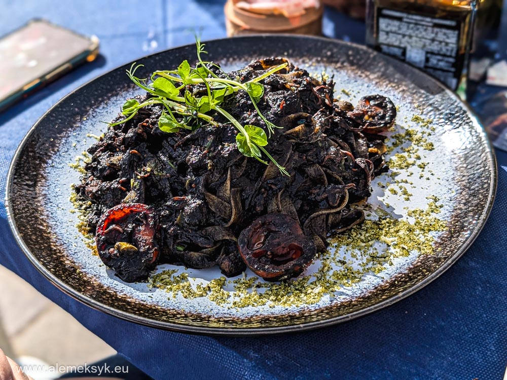Czarne linguine z sepią i ośmiornicą w restauracji Liska Marsaxlokk