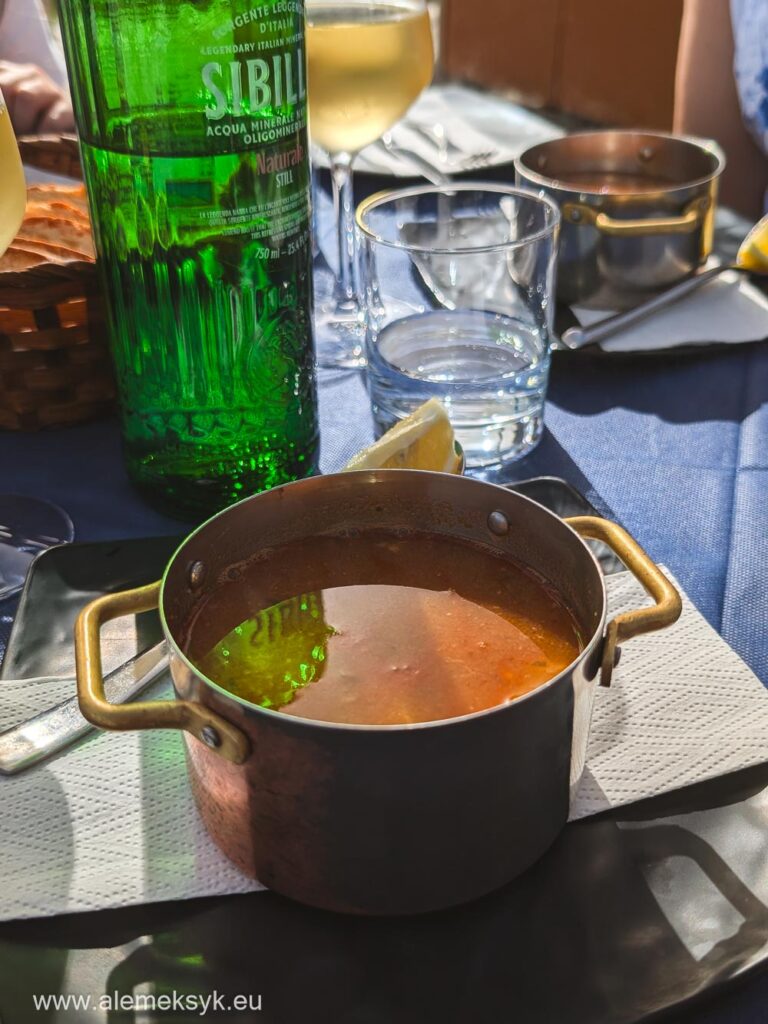 Zupa rybna w restauracji Liska w Marsaxlokk