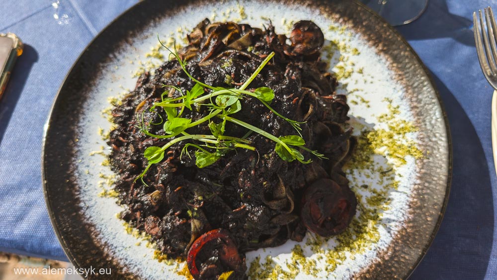 Czarne linguine z sepią i ośmiornicą w restauracji Liska Marsaxlokk