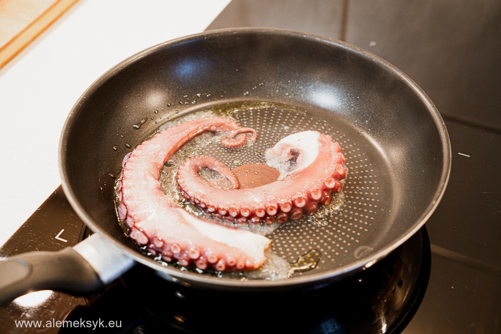 sałatka z ośmiornicą i ziemniakami z natką pietruszki i cytryną