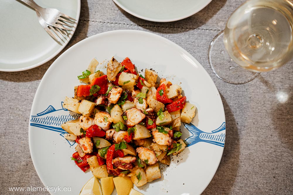 sałatka z ośmiornicą i ziemniakami z natką pietruszki i cytryną