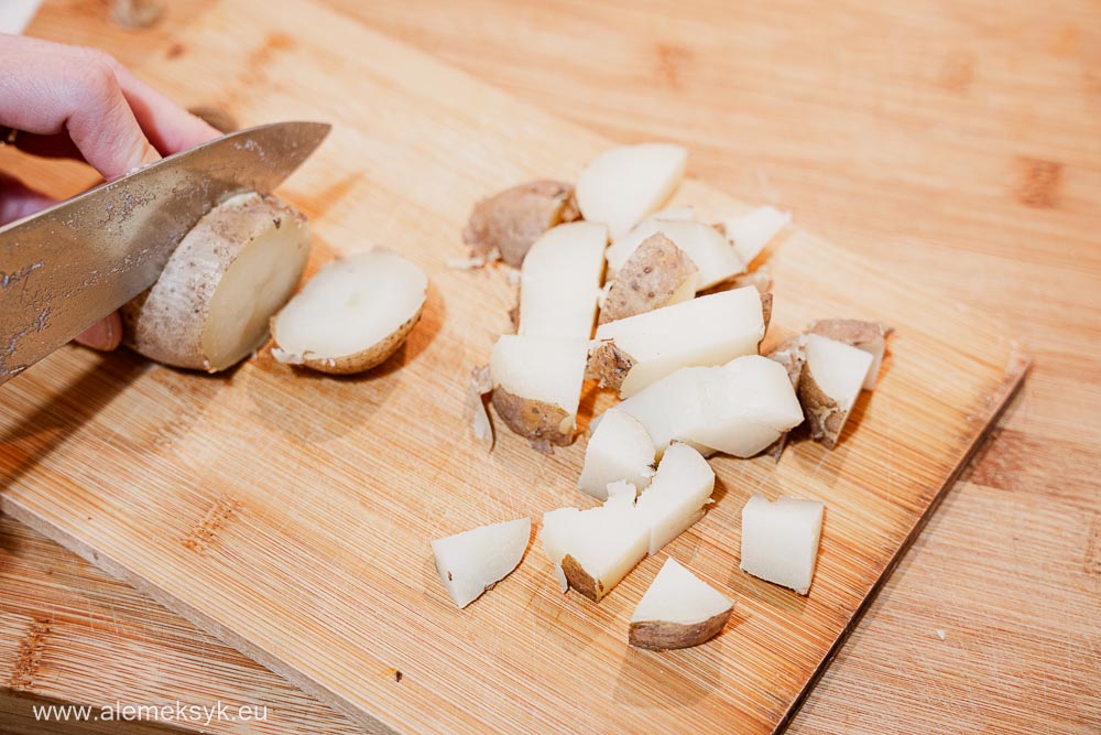 sałatka z ośmiornicą i ziemniakami z natką pietruszki i cytryną