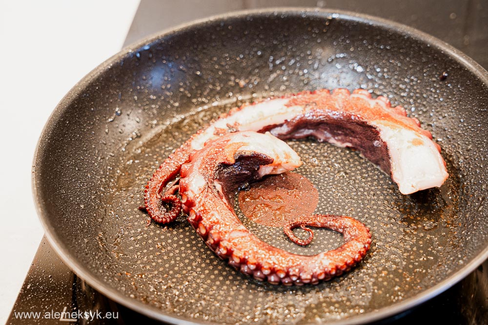 sałatka z ośmiornicą i ziemniakami z natką pietruszki i cytryną