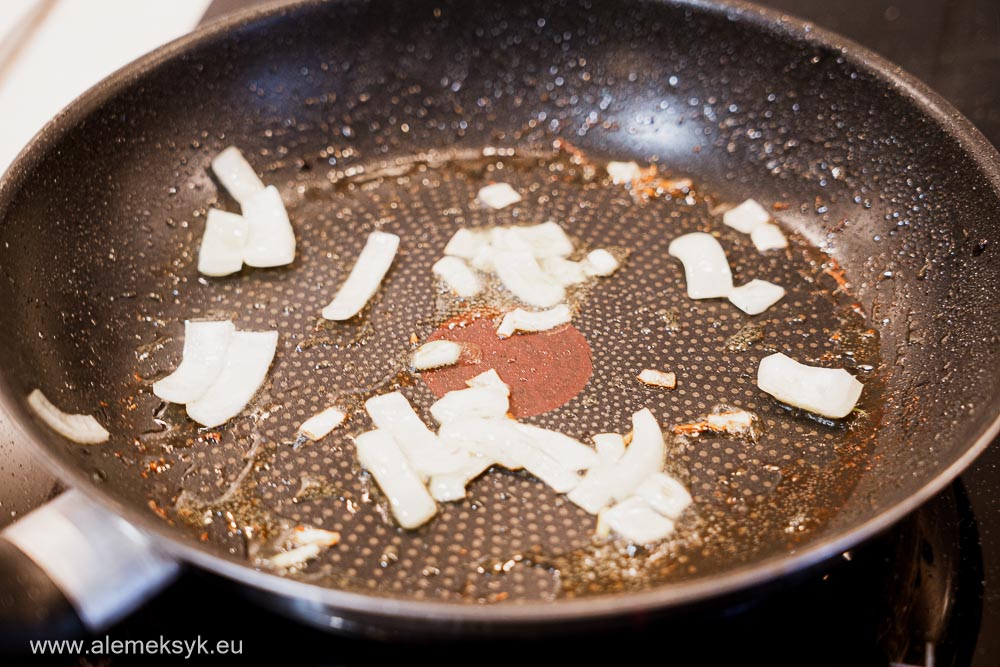 sałatka z ośmiornicą i ziemniakami z natką pietruszki i cytryną