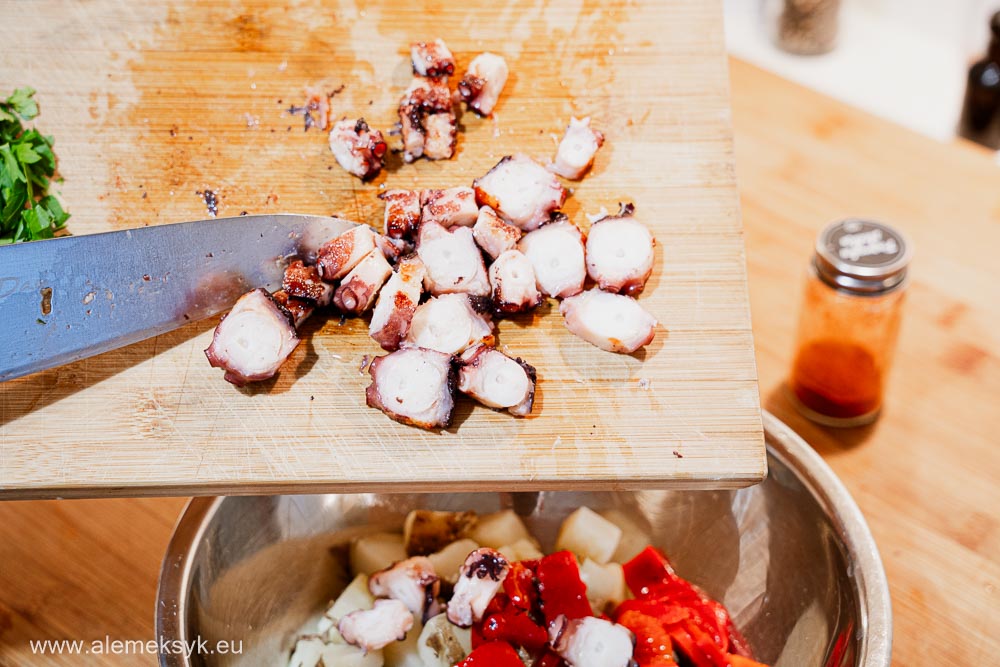 sałatka z ośmiornicą i ziemniakami z natką pietruszki i cytryną