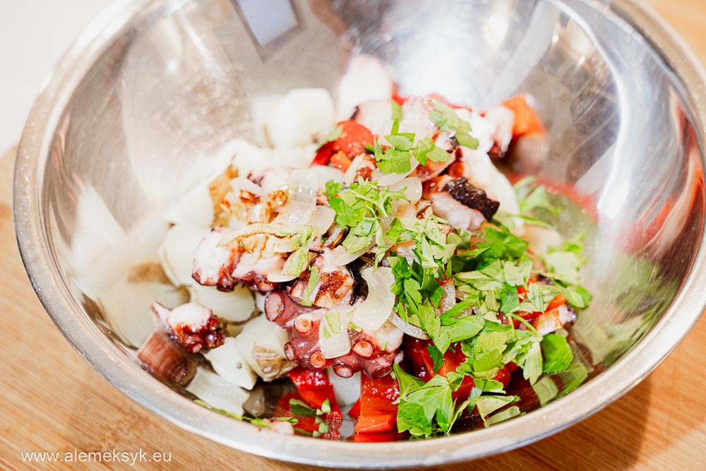 sałatka z ośmiornicą i ziemniakami z natką pietruszki i cytryną